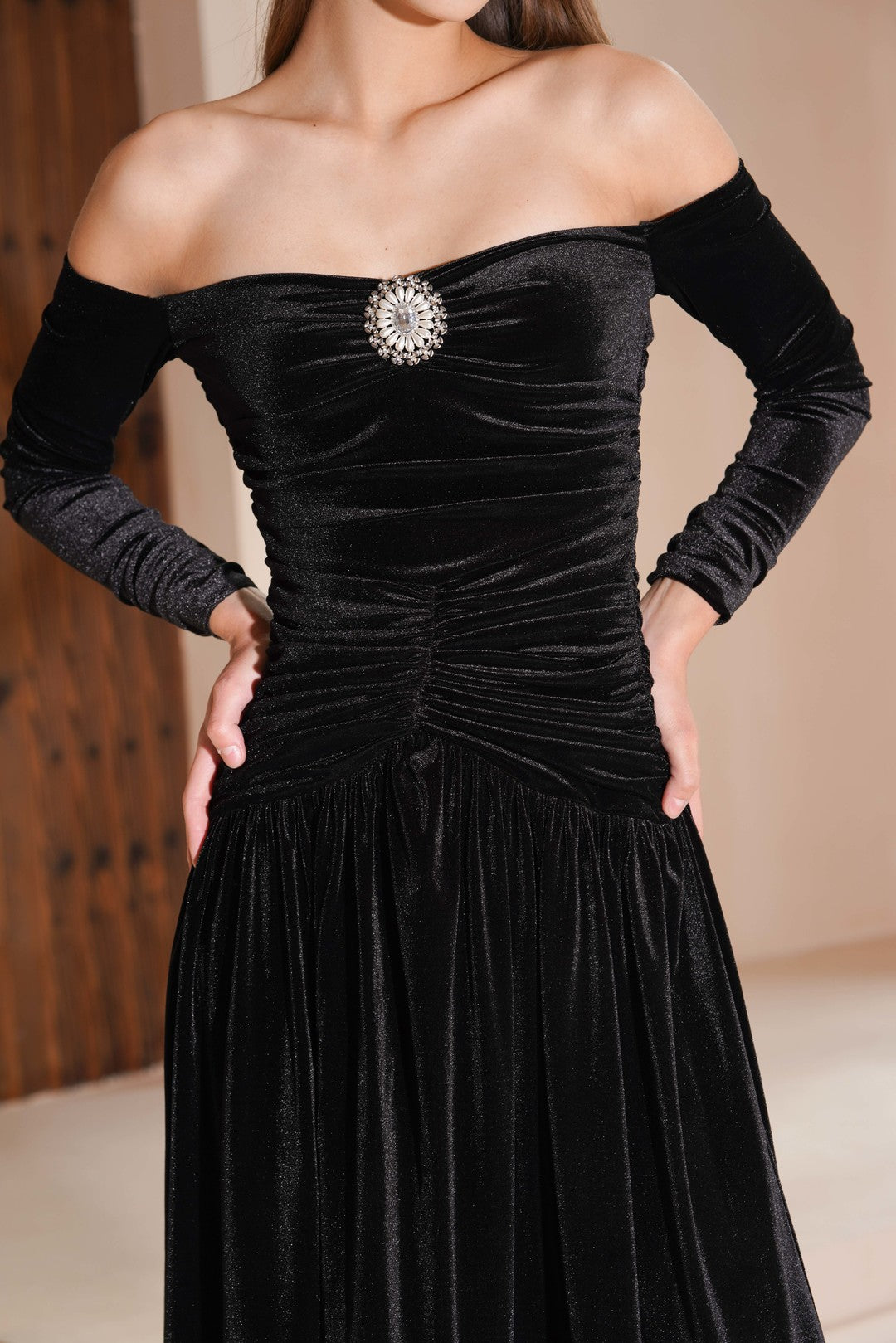 UUNIQ BLACK SWAN Off-shoulder Velvet Ruched Dress
