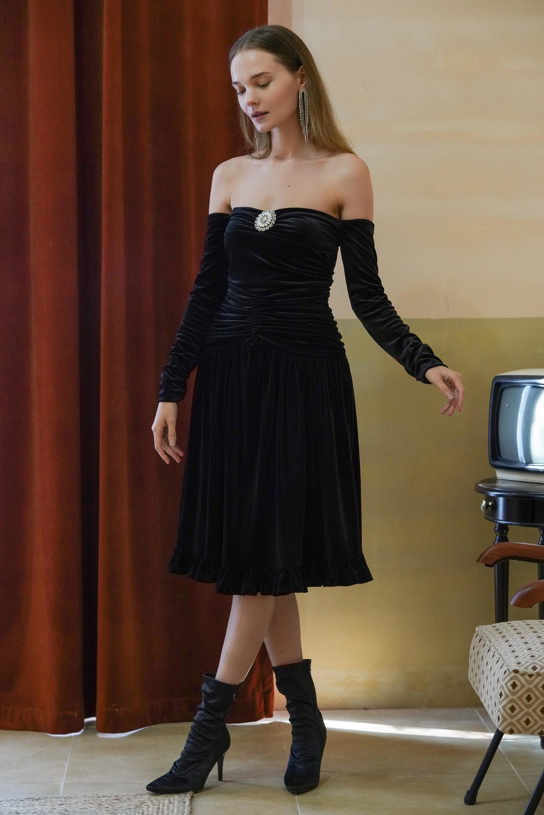 UUNIQ BLACK SWAN Off-shoulder Velvet Ruched Dress